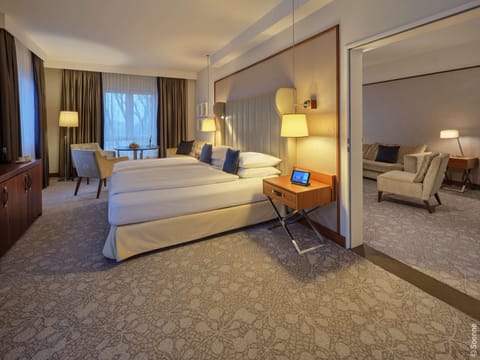 Suite | In-room safe, desk, soundproofing, bed sheets