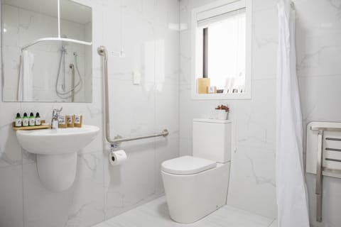 Classic Double Room | Bathroom | Shower, rainfall showerhead, hair dryer, towels