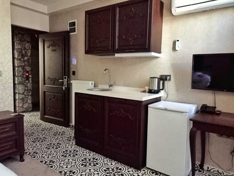 Standard Room, 1 Double Bed | Private kitchen