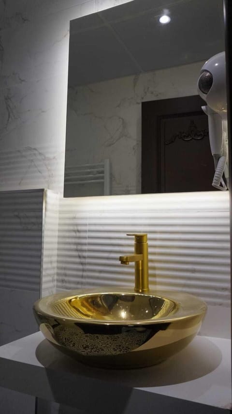 Standard Room, 1 Double Bed | Bathroom