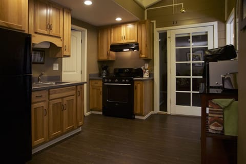 Standard Room | Private kitchen | Microwave, coffee/tea maker