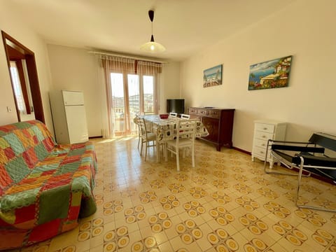 Apartment, 2 Bedrooms, Balcony, City View | Living room