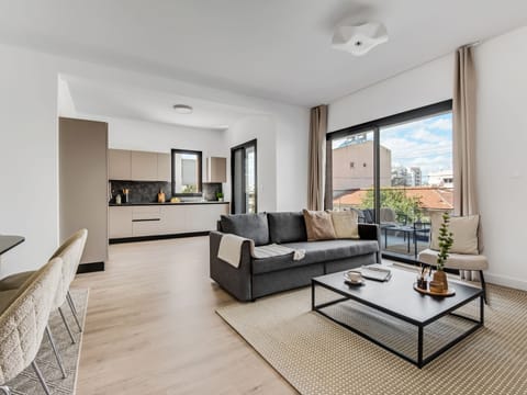 Apartment, 3 Bedrooms, Balcony, City View | Living room