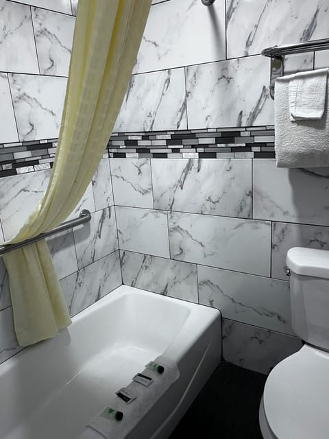 Standard Room | Bathroom | Combined shower/tub, deep soaking tub, free toiletries, hair dryer