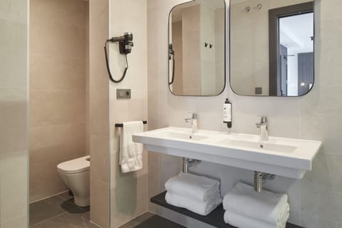 Junior Suite with Terrace | Bathroom | Shower, rainfall showerhead, eco-friendly toiletries, hair dryer