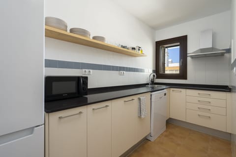 Apartment (CAPRICORNIO) | Private kitchen | Fridge, microwave, stovetop, electric kettle