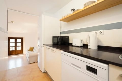 Apartment (ARIES) | Private kitchen | Fridge, microwave, stovetop, electric kettle