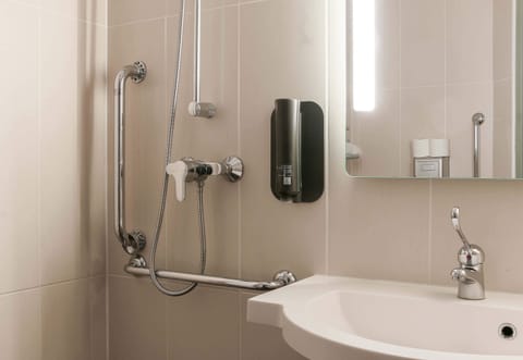 Double Room, Accessible, Non Smoking | Bathroom | Shower, free toiletries, hair dryer, towels