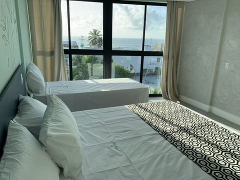 Apartamento Luxo com Varanda Vista Mar | Premium bedding, minibar, desk, laptop workspace