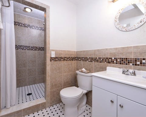 Suite, Non Smoking | Bathroom | Combined shower/tub, free toiletries, hair dryer, towels