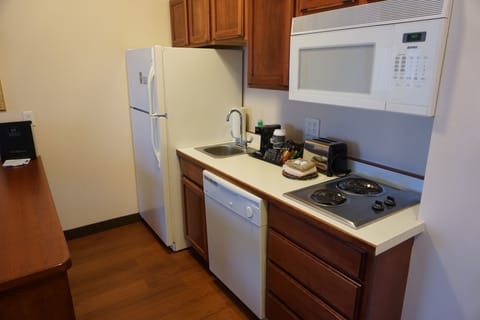 Full-size fridge, microwave, stovetop, dishwasher