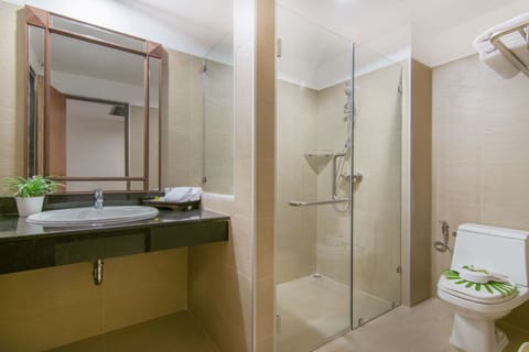 Garden Room | Bathroom | Shower, free toiletries, hair dryer, slippers