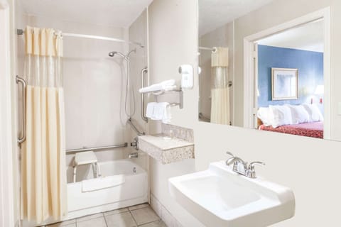 Combined shower/tub, hair dryer, towels