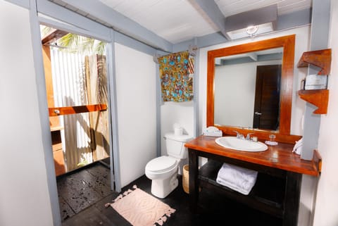 Standard Cabin | Bathroom | Shower, rainfall showerhead, hair dryer, towels