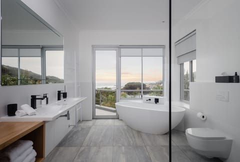 Atlantic View Deluxe Suite | Bathroom | Shower, rainfall showerhead, hair dryer, bathrobes