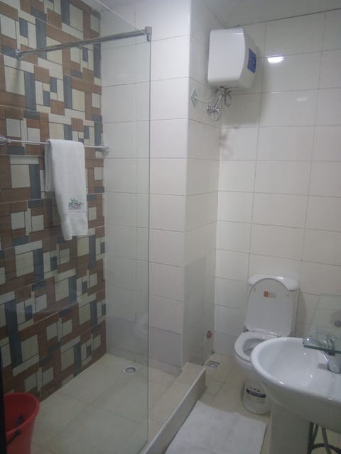 Deep soaking tub, rainfall showerhead, free toiletries, hair dryer