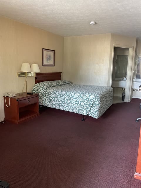 Economy Single Room | Free WiFi, bed sheets