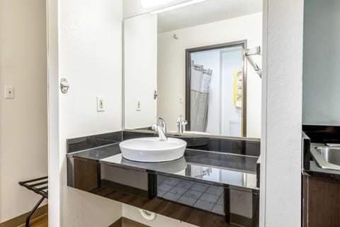 Combined shower/tub, towels