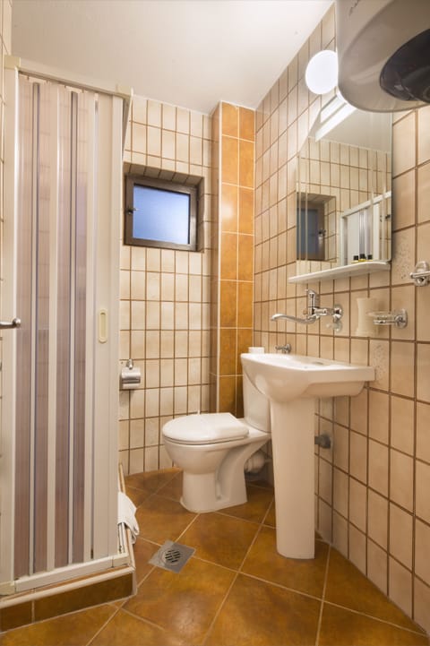 Standard Double Room, City View | Bathroom | Free toiletries, hair dryer, towels