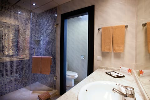 Junior Suite, Balcony, Sea View | Bathroom | Eco-friendly toiletries, hair dryer, bidet, towels