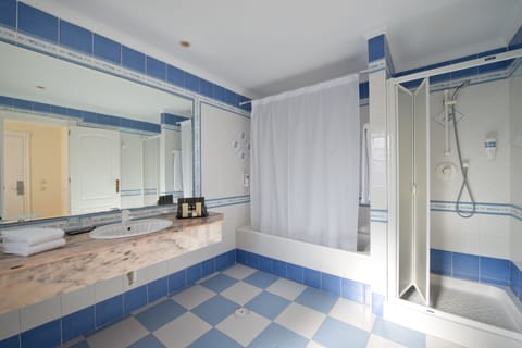 Separate tub and shower, towels