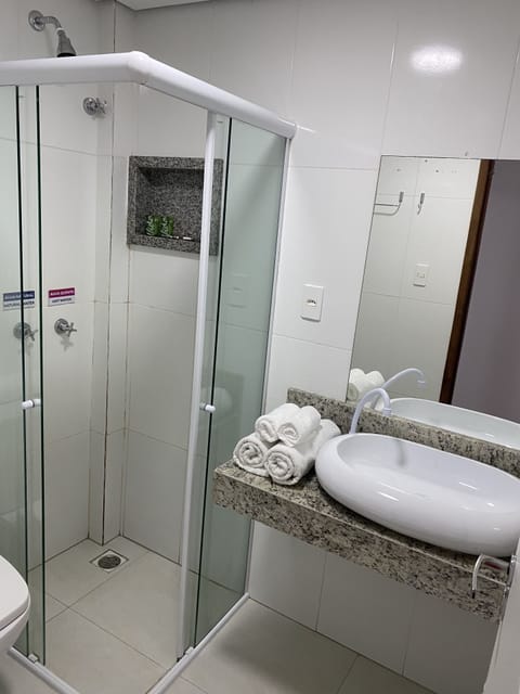 Suite Standard | Bathroom | Shower, towels, soap, shampoo