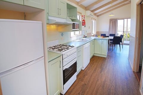 Deluxe 2 Bedroom Cabin - Sleeps 6 | Private kitchenette | Fridge, microwave, stovetop, electric kettle