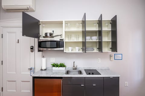 Standard Studio | Private kitchen | Mini-fridge, microwave, stovetop, coffee/tea maker