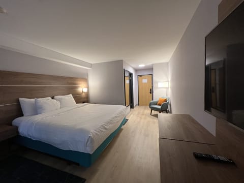 Executive Room, 1 King Bed | Premium bedding, desk, laptop workspace, blackout drapes