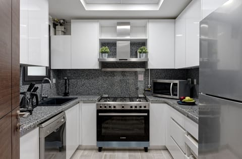 Elite Apartment | Private kitchen | Microwave, cookware/dishes/utensils