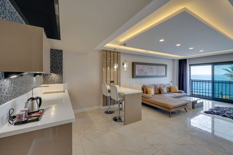 Deluxe Suite | 1 bedroom, minibar, in-room safe, desk