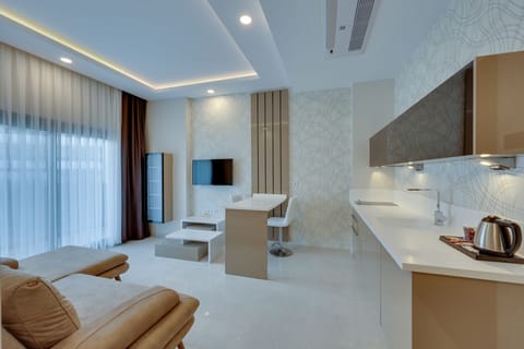Deluxe Suite | 1 bedroom, minibar, in-room safe, desk