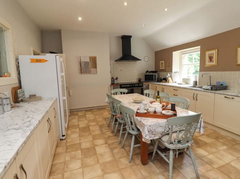 Cottage | Private kitchen | Fridge, dishwasher, cookware/dishes/utensils