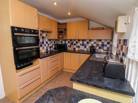 Cottage | Private kitchen | Fridge, dishwasher, cookware/dishes/utensils