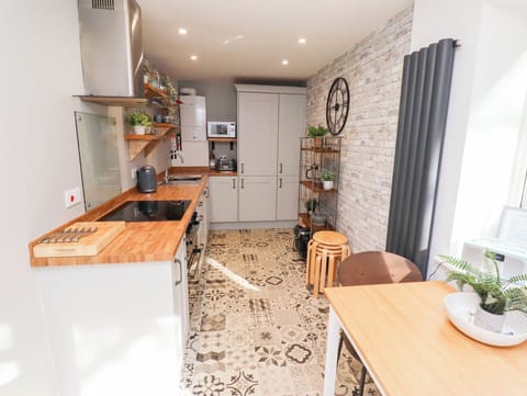 Cottage | Private kitchen | Dishwasher, cookware/dishes/utensils