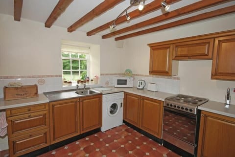 Fridge, cookware/dishes/utensils