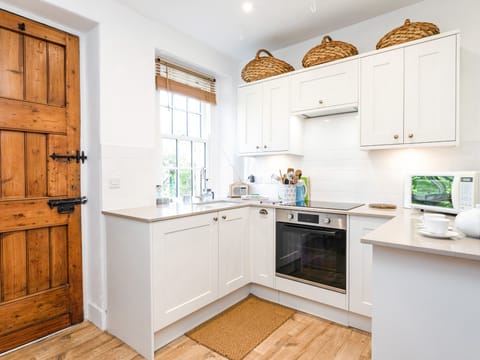 Cottage | Private kitchen | Fridge, cookware/dishes/utensils