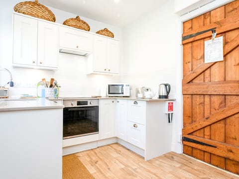 Cottage | Private kitchen | Fridge, cookware/dishes/utensils