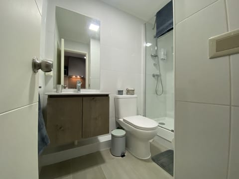 Exclusive Studio Suite | Bathroom | Shower, towels