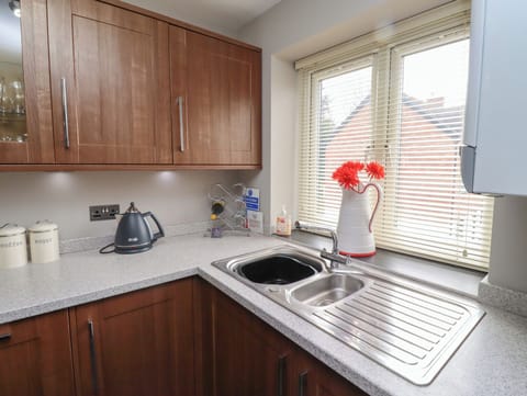 Cottage | Private kitchen | Fridge, dishwasher, cookware/dishes/utensils