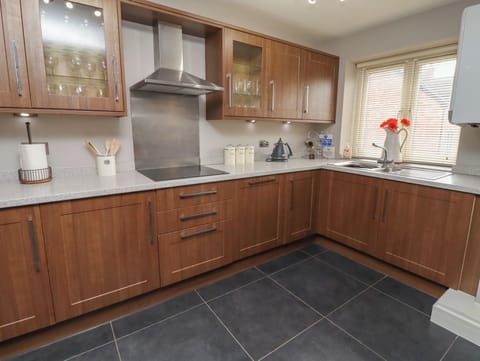 Cottage | Private kitchen | Fridge, dishwasher, cookware/dishes/utensils