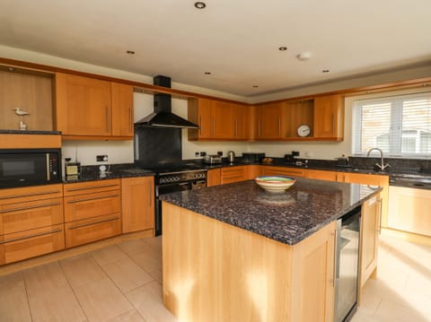 Cottage | Private kitchen | Fridge, dishwasher, cookware/dishes/utensils