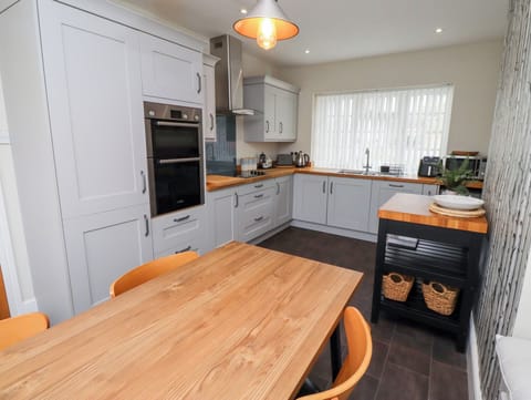 Dishwasher, cookware/dishes/utensils