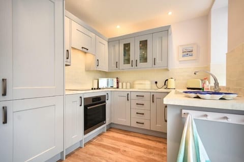 Fridge, dishwasher, cookware/dishes/utensils