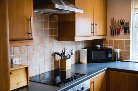 Cottage | Private kitchen | Fridge, dishwasher, cookware/dishes/utensils