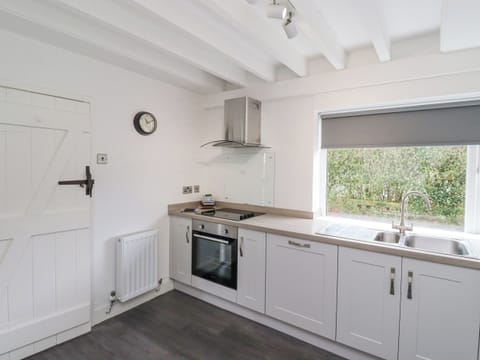 Cottage | Private kitchen | Fridge, dishwasher, cookware/dishes/utensils