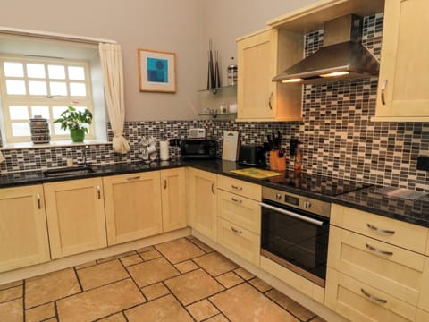 Cottage | Private kitchen | Fridge, dishwasher, cookware/dishes/utensils