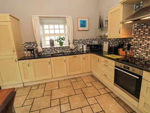 Cottage | Private kitchen | Fridge, dishwasher, cookware/dishes/utensils