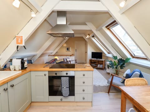 Cottage | Private kitchen | Dishwasher, cookware/dishes/utensils