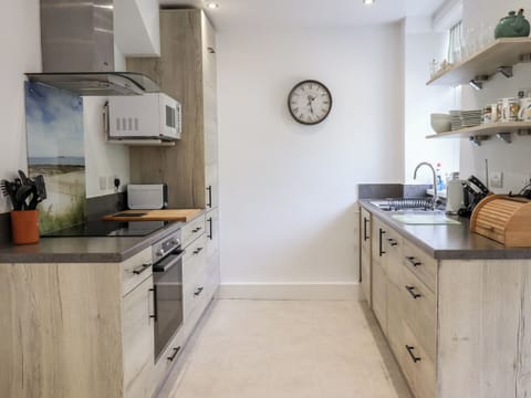 Cottage | Private kitchen | Fridge, dishwasher, cookware/dishes/utensils